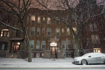 Wrigley Hostel   Chicago