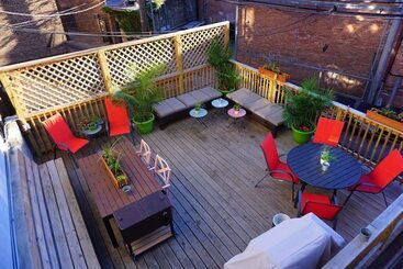Wrigley Hostel   Chicago