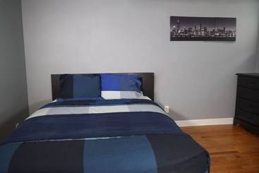 Wrigley Hostel   Chicago