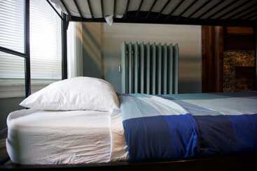 Wrigley Hostel   Chicago