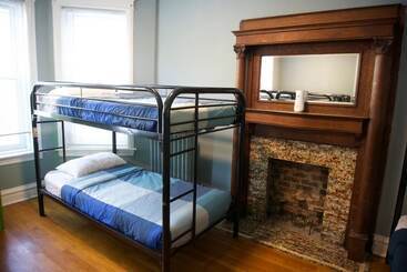 Wrigley Hostel   Chicago