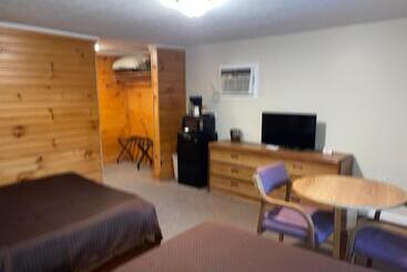 A Holiday Motel   Maggie Valley