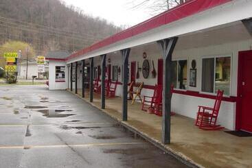 A Holiday Motel   Maggie Valley