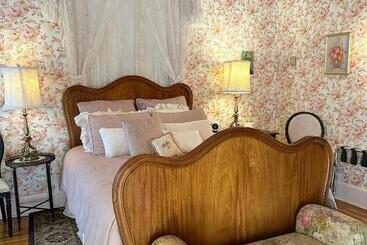 تختخواب و صبحانه The Blenman Inn