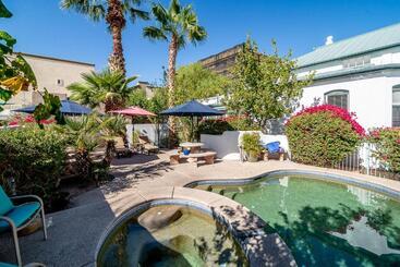 تختخواب و صبحانه The Blenman Inn
