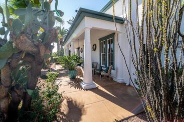 تختخواب و صبحانه The Blenman Inn