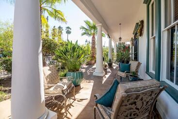 تختخواب و صبحانه The Blenman Inn