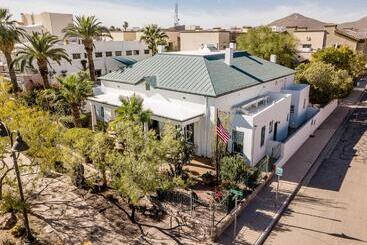 تختخواب و صبحانه The Blenman Inn