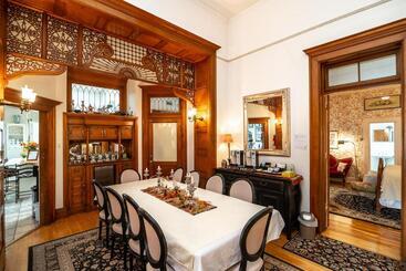 تختخواب و صبحانه The Blenman Inn