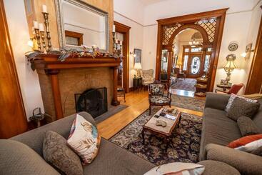 تختخواب و صبحانه The Blenman Inn