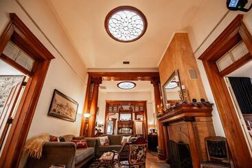 تختخواب و صبحانه The Blenman Inn