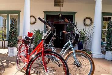 تختخواب و صبحانه The Blenman Inn