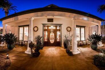 تختخواب و صبحانه The Blenman Inn