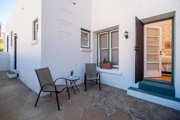 تختخواب و صبحانه The Blenman Inn