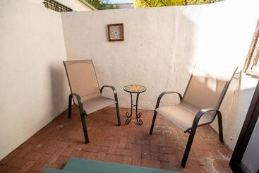 تختخواب و صبحانه The Blenman Inn