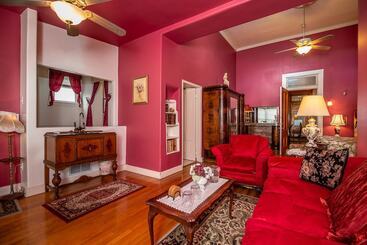 تختخواب و صبحانه The Blenman Inn