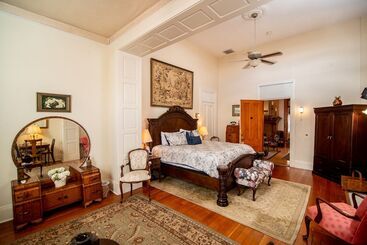 تختخواب و صبحانه The Blenman Inn
