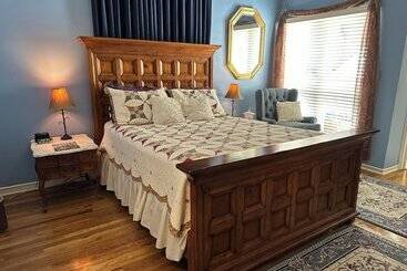 تختخواب و صبحانه The Blenman Inn