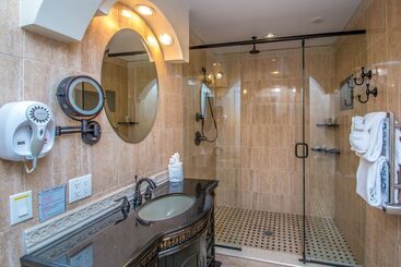 هتل Adventure Suites