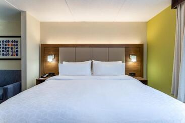 هتل Holiday Inn Express & Suites Cedar Falls Waterloo, An Ihg