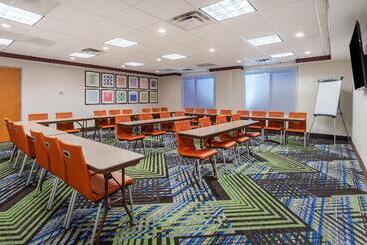 هتل Holiday Inn Express & Suites Cedar Falls   Waterloo, An Ihg