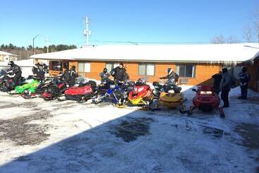 هتل Northwoods Inn & Suites Minocqua