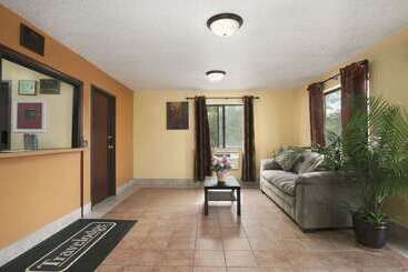 هتل Travelodge By Wyndham Muskegon