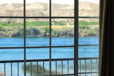 مُتل Lodge On The River