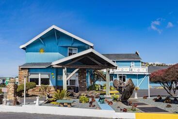 מוטל Oceanside Inn & Suites, A Days Inn By Wyndham