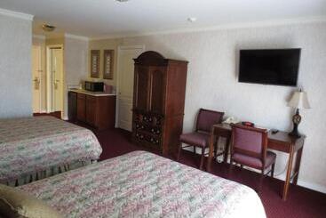 استراحتگاه Roosevelt Inn & Suites Saratoga Springs