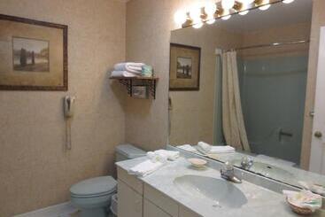 استراحتگاه Roosevelt Inn & Suites Saratoga Springs