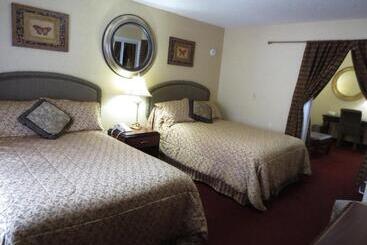استراحتگاه Roosevelt Inn & Suites Saratoga Springs