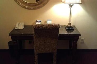 استراحتگاه Roosevelt Inn & Suites Saratoga Springs
