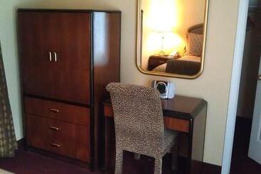 استراحتگاه Roosevelt Inn & Suites Saratoga Springs