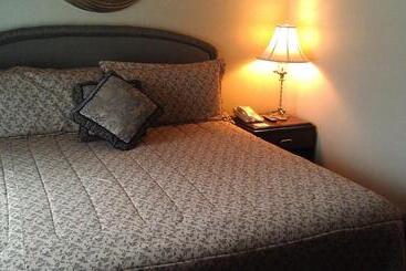 استراحتگاه Roosevelt Inn & Suites Saratoga Springs