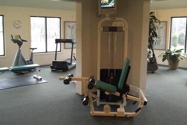 استراحتگاه Roosevelt Inn & Suites Saratoga Springs