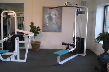 استراحتگاه Roosevelt Inn & Suites Saratoga Springs