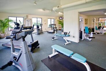 استراحتگاه Roosevelt Inn & Suites Saratoga Springs