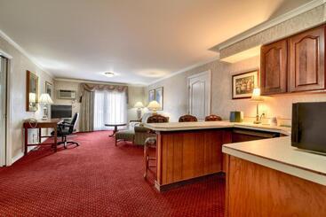 استراحتگاه Roosevelt Inn & Suites Saratoga Springs