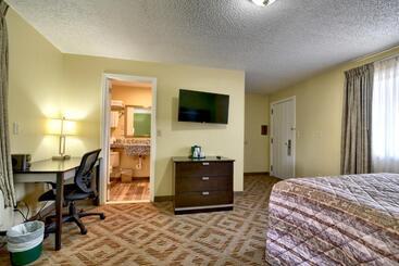 استراحتگاه Roosevelt Inn & Suites Saratoga Springs