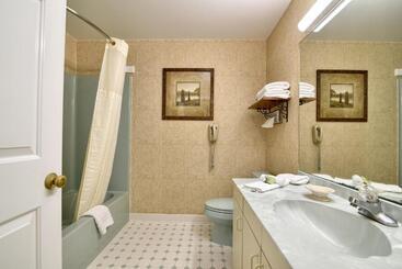 استراحتگاه Roosevelt Inn & Suites Saratoga Springs