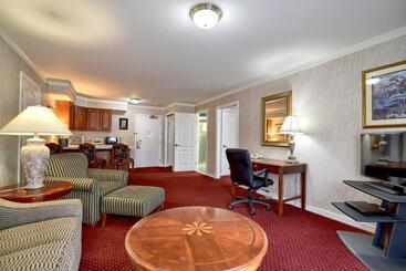 استراحتگاه Roosevelt Inn & Suites Saratoga Springs
