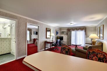 استراحتگاه Roosevelt Inn & Suites Saratoga Springs