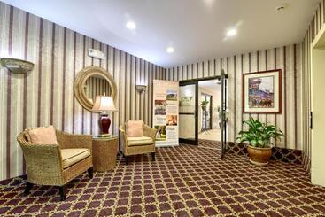 استراحتگاه Roosevelt Inn & Suites Saratoga Springs