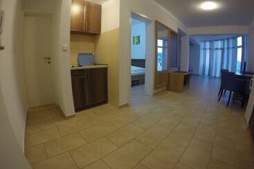 هتل Belvedere Apartments With Seaview