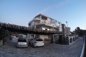 هتل Belvedere Apartments With Seaview