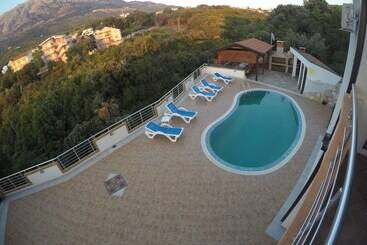 هتل Belvedere Apartments With Seaview