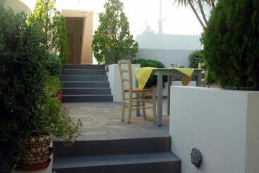 هتل Filoxenia Apartments