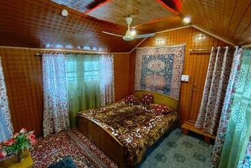 هتل The Dreamer Destination Houseboat