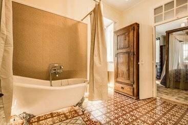 پانسیون Luxa Charm House